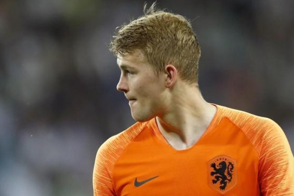 德弗里踢什么位置？